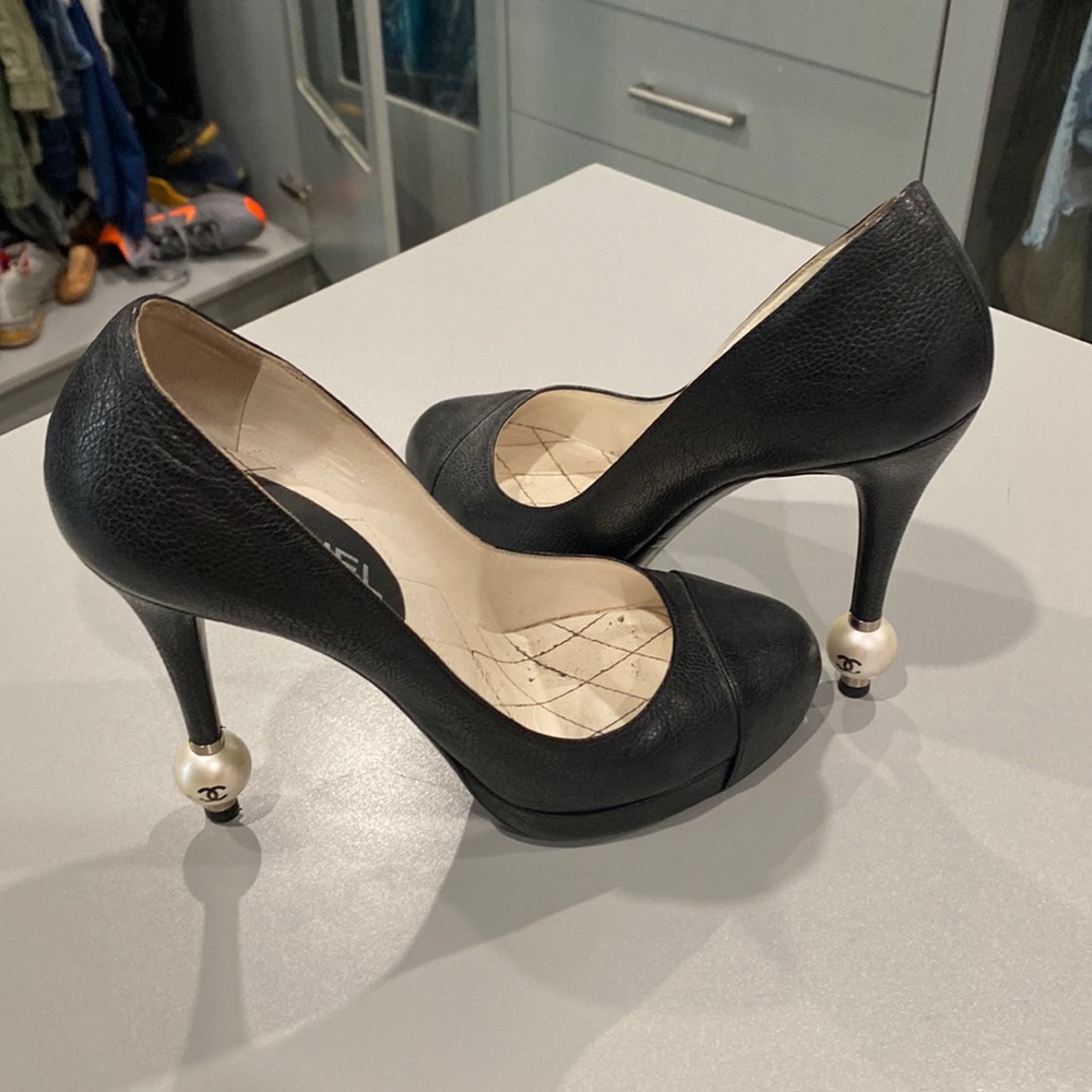 Chanel leather pearl pumps